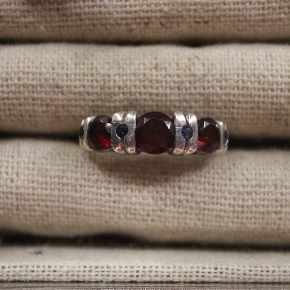 Sterling silver Garnet and onyx 925 ring size 7.5 - Picture 1 of 3